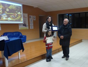 La seconda classificata Lucia Maio, premiata dal Parroco Don Mariano Spera